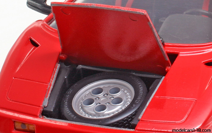 1989 - Lamborghini Diablo Maisto 1/18 (Червен) Багажник / Отварящи се фарове