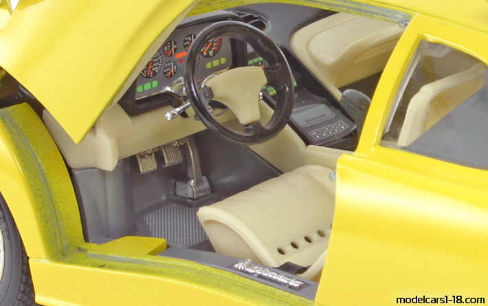 1990 - Lamborghini Diablo Bburago 1/18 (Yellow) Интериор арматурно табло