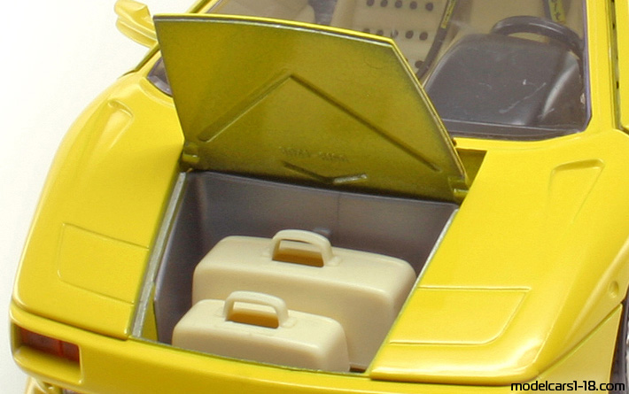 1990 - Lamborghini Diablo Bburago 1/18 (Yellow) Багажник / Отварящи се фарове