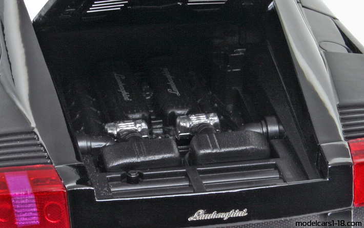 2007 - Lamborghini Gallardo Nera Norev 1/18 (Черен) Двигател