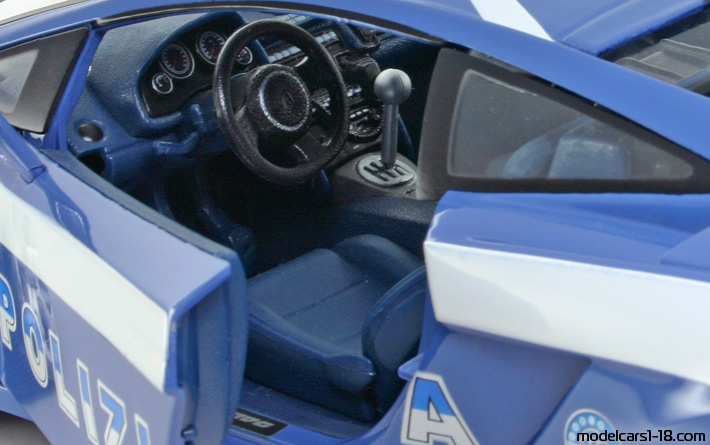 2002 - Lamborghini Gallardo Polizia Maisto 1/18 (Син / Бял) Интериор арматурно табло