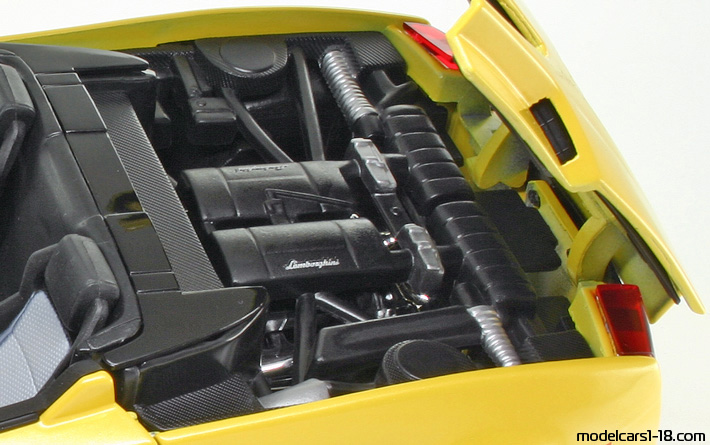 2006 - Lamborghini Gallardo Spyder Bburago 1/18 (Жълт) Двигател