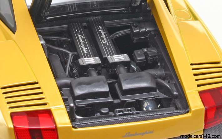 2007 - Lamborghini Gallardo Superleggera Maisto 1/18 (Жълт / Черен) Двигател