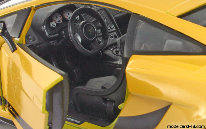 2007 - Lamborghini Gallardo Superleggera Maisto 1/18 (Жълт / Черен) Интериор арматурно табло