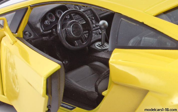 2001 - Lamborghini Gallardo Maisto 1/18 (Жълт) Интериор арматурно табло