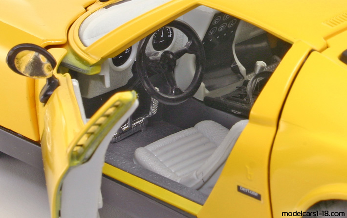 1968 - Lamborghini Miura P400 S Bburago 1/18 (Жълт / Черен) Интериор арматурно табло