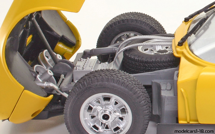 1968 - Lamborghini Miura P400 S Bburago 1/18 (Жълт / Черен) Багажник / Отварящи се фарове