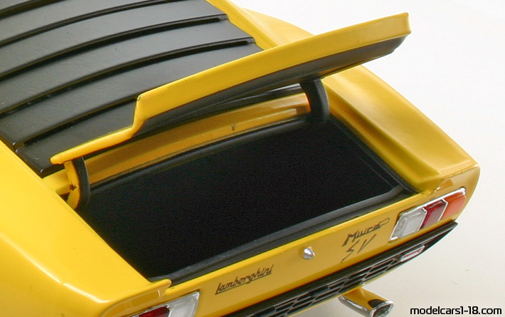 1971 - Lamborghini Miura P400 SV Welly 1/18 (Жълт / Сребрист) Двигател