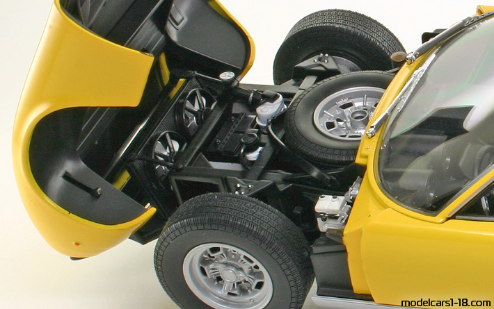 1971 - Lamborghini Miura P400 SV Welly 1/18 (Жълт / Сребрист) Багажник / Отварящи се фарове