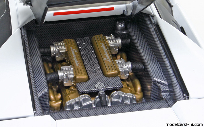 2007 - Lamborghini Murcielago LP640 Norev 1/18 (Бял) Двигател