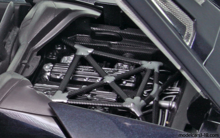 2001 - Lamborghini Murcielago Roadster Bburago 1/18 (Син) Двигател
