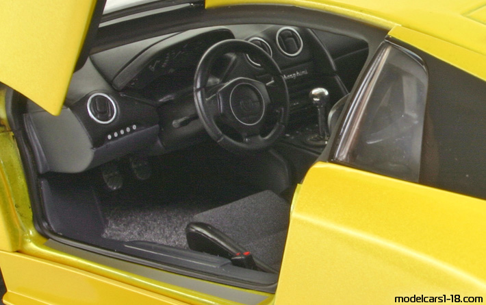 2001 - Lamborghini Murcielago AutoArt 1/18 (Жълт) Интериор арматурно табло