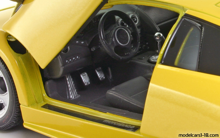 2001 - Lamborghini Murcielago Maisto 1/18 (Жълт) Интериор арматурно табло