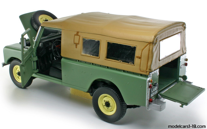 1961 - Land Rover 109 Series IIA Universal Hobbies 1/18 (Зелен) Отваряеми части