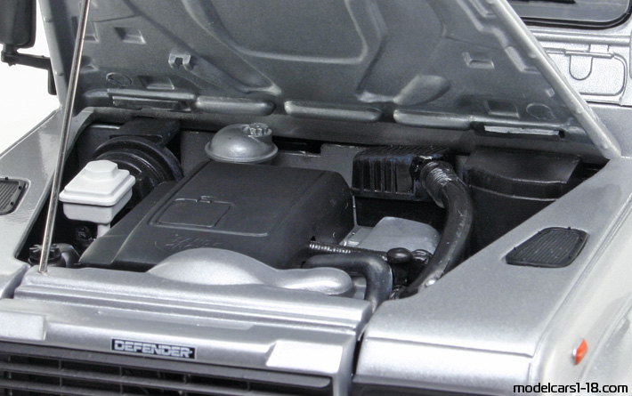 2000 - Land Rover Defender 90 Universal Hobbies 1/18 (Сребрист) Двигател