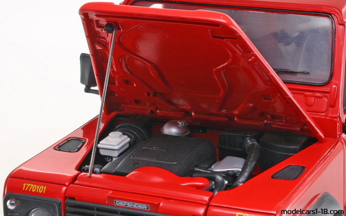 2000 - Land Rover Defender 90 Universal Hobbies 1/18 (Червен) Двигател