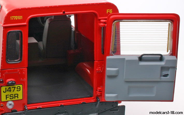 2000 - Land Rover Defender 90 Universal Hobbies 1/18 (Червен) Багажник / Отварящи се фарове