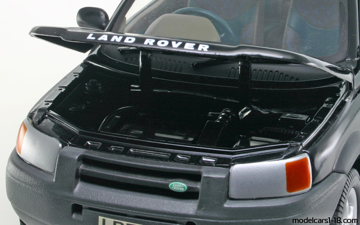 1997 - Land Rover Freelander ERTL 1/18 (Черен) Двигател