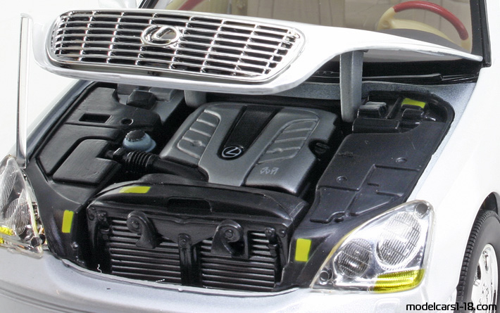 2000 - Lexus LS 430 (XF30) Motor Max 1/18 (Бял) Двигател