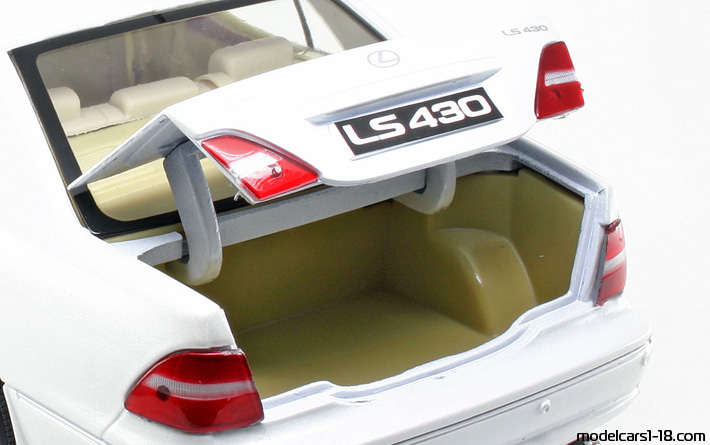 2000 - Lexus LS 430 (XF30) Motor Max 1/18 (Бял) Багажник / Отварящи се фарове