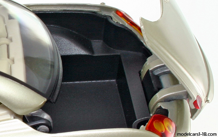 2002 - Lexus SC 430 Motor Max 1/18 (Злаетн) Багажник / Отварящи се фарове