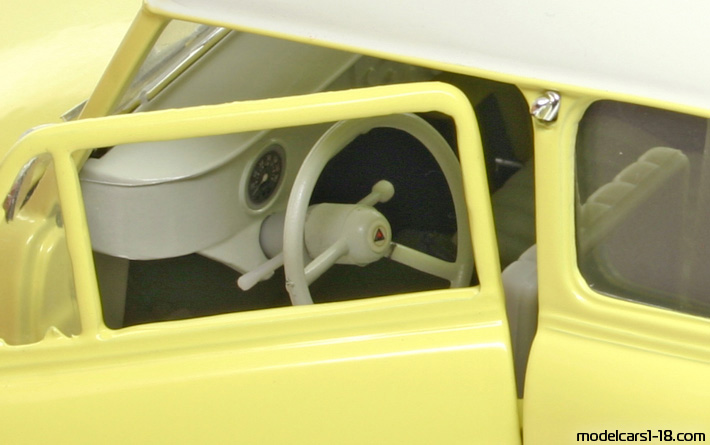 1958 - Lloyd Alexander TS Revell 1/18 (Жълт / Бял) Интериор арматурно табло