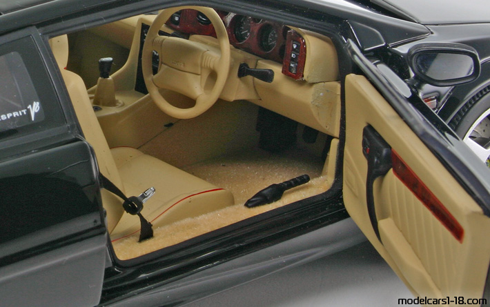 1993 - Lotus Esprit V8 AutoArt 1/18 (Червен) Интериор арматурно табло