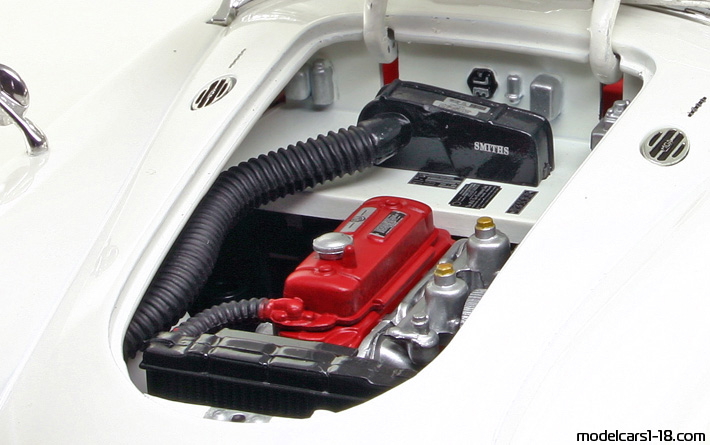 1955 - MG MGA Revell 1/18 (Бял) Двигател
