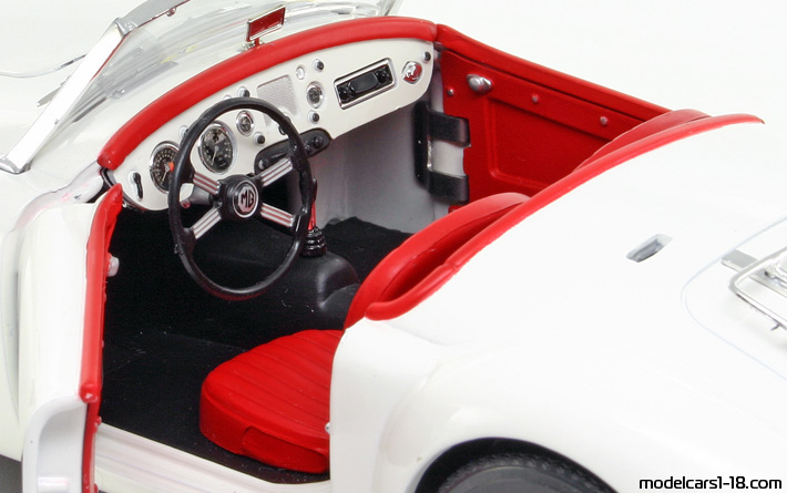 1955 - MG MGA Revell 1/18 (Бял) Интериор арматурно табло