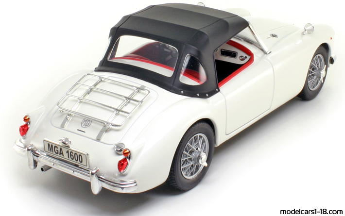 1955 - MG MGA Revell 1/18 (Бял) Задна дясна страна