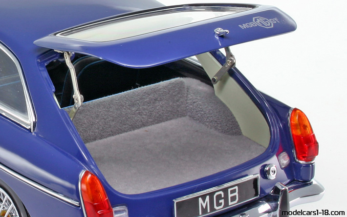 1969 - MG MGB GT MkII Universal Hobbies 1/18 (Син) Багажник / Отварящи се фарове