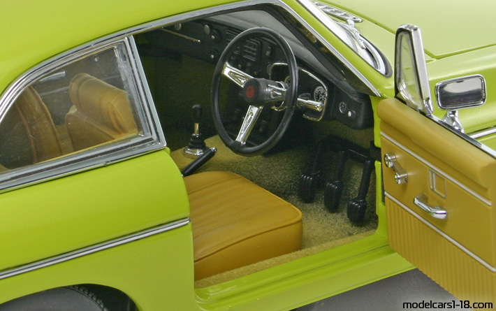 1974 - MG MGB GT Universal Hobbies 1/18 (Жълт) Интериор арматурно табло