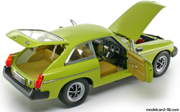 1974 - MG MGB GT Universal Hobbies 1/18 (Жълт) Отваряеми части