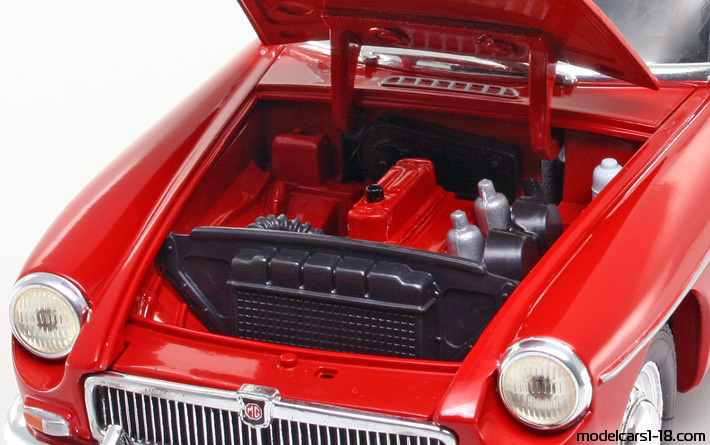 1963 - MG MGB MkI Corgi 1/18 (Червен) Двигател