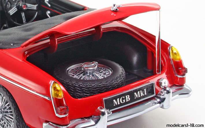 1966 - MG MGB MkI Kyosho 1/18 (Червен) Багажник / Отварящи се фарове