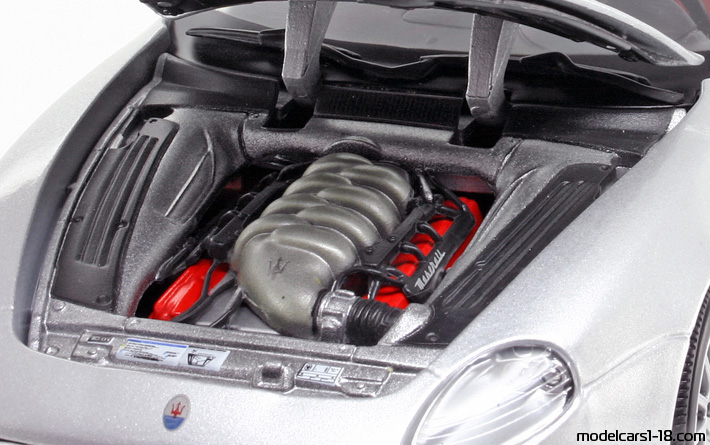 2002 - Maserati GT Spyder Maisto 1/18 (Светло сребрист) Двигател