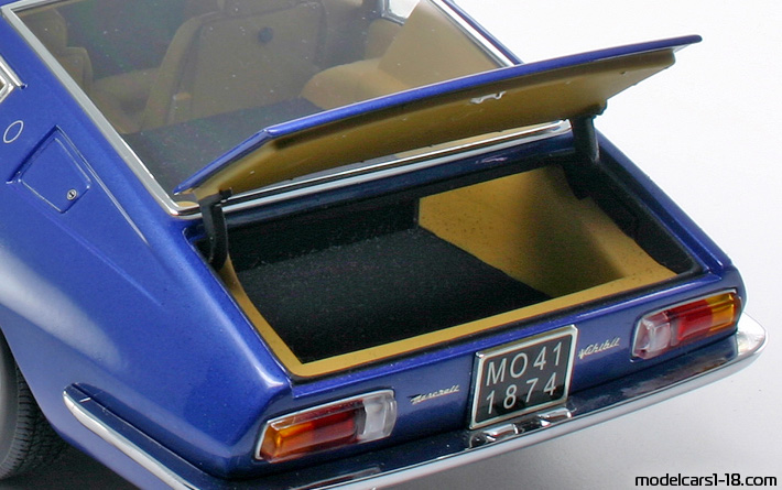 1969 - Maserati Ghibli Minichamps 1/18 (Син) Багажник / Отварящи се фарове