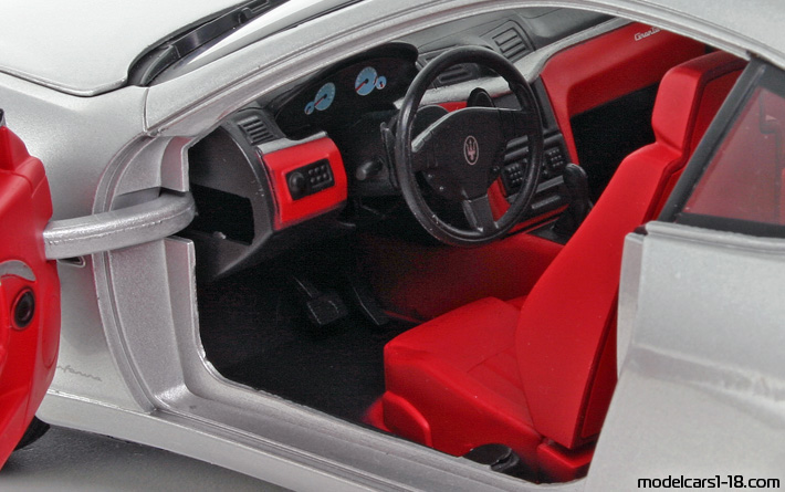 2007 - Maserati GranTurismo Mondo Motors 1/18 (Светло сребрист) Интериор арматурно табло