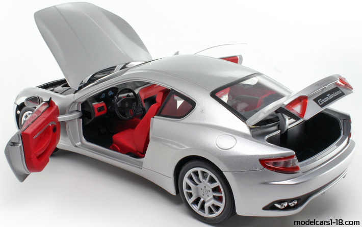 2007 - Maserati GranTurismo Mondo Motors 1/18 (Светло сребрист) Отваряеми части