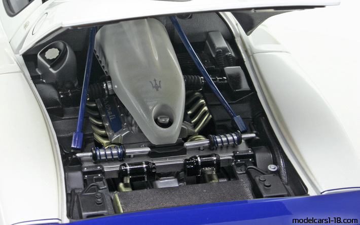 2004 - Maserati MC12 Elite 1/18 (Бял / Син) Двигател