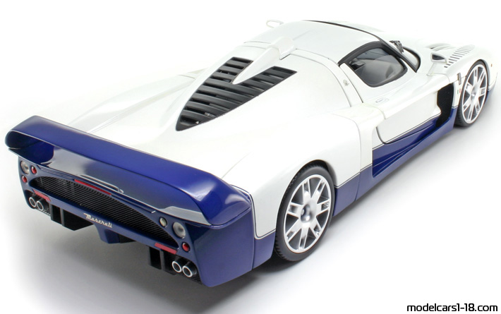 2004 - Maserati MC12 Elite 1/18 (Бял / Син) Задна дясна страна