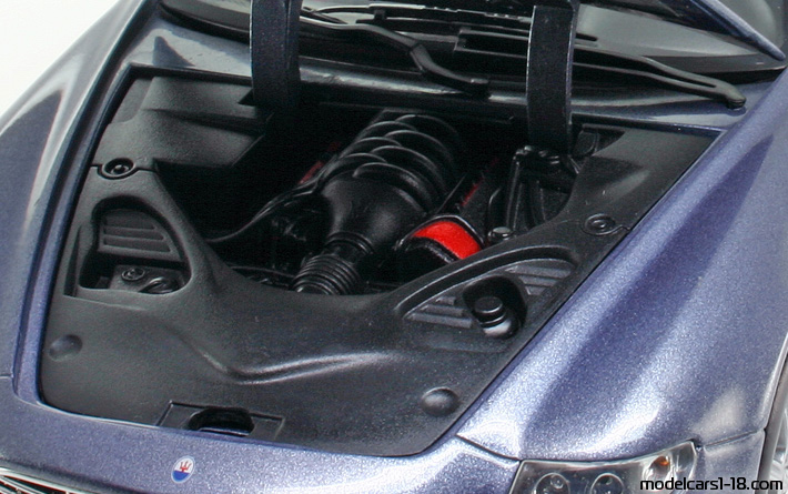 2004 - Maserati Quattroporte Hot Wheels 1/18 (Син) Двигател