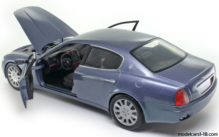 2004 - Maserati Quattroporte Hot Wheels 1/18 (Син) Отваряеми части