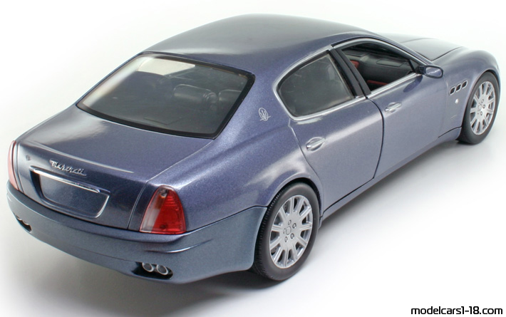 2004 - Maserati Quattroporte Hot Wheels 1/18 (Син) Задна дясна страна