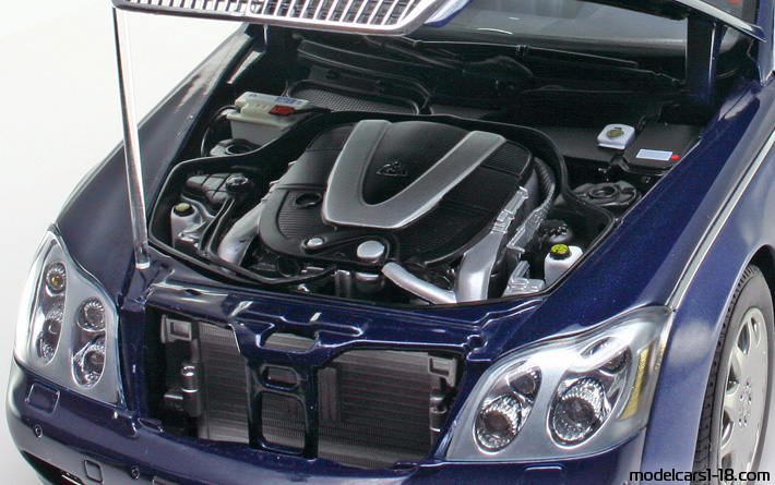 2002 - Maybach 57 AutoArt 1/18 (Син / Син) Двигател