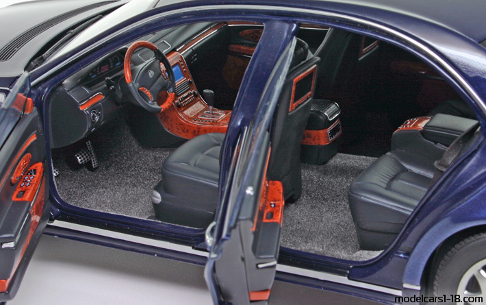 2002 - Maybach 57 AutoArt 1/18 (Син / Син) Интериор арматурно табло