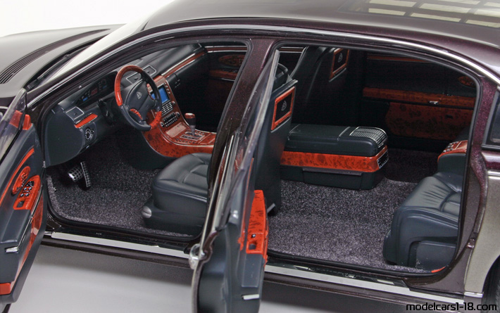 2002 - Maybach 62 AutoArt 1/18 (Кафяв / Злаетн) Интериор арматурно табло