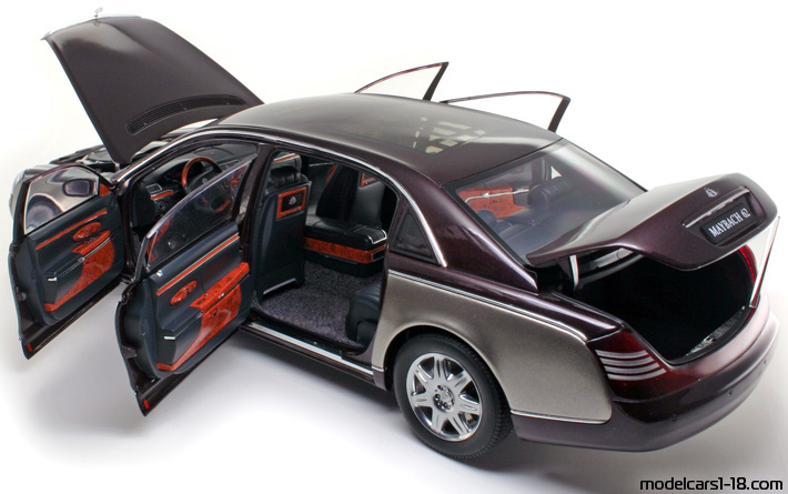 2002 - Maybach 62 AutoArt 1/18 (Кафяв / Злаетн) Отваряеми части