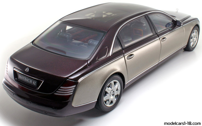 2002 - Maybach 62 AutoArt 1/18 (Кафяв / Злаетн) Задна дясна страна