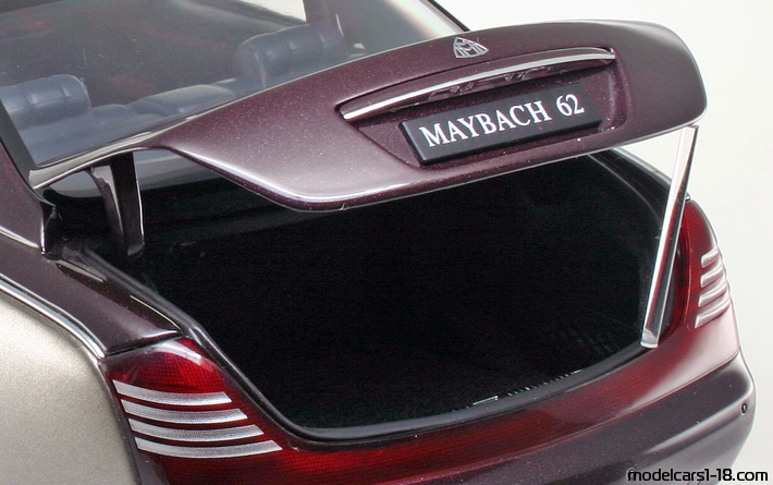 2002 - Maybach 62 AutoArt 1/18 (Кафяв / Злаетн) Багажник / Отварящи се фарове